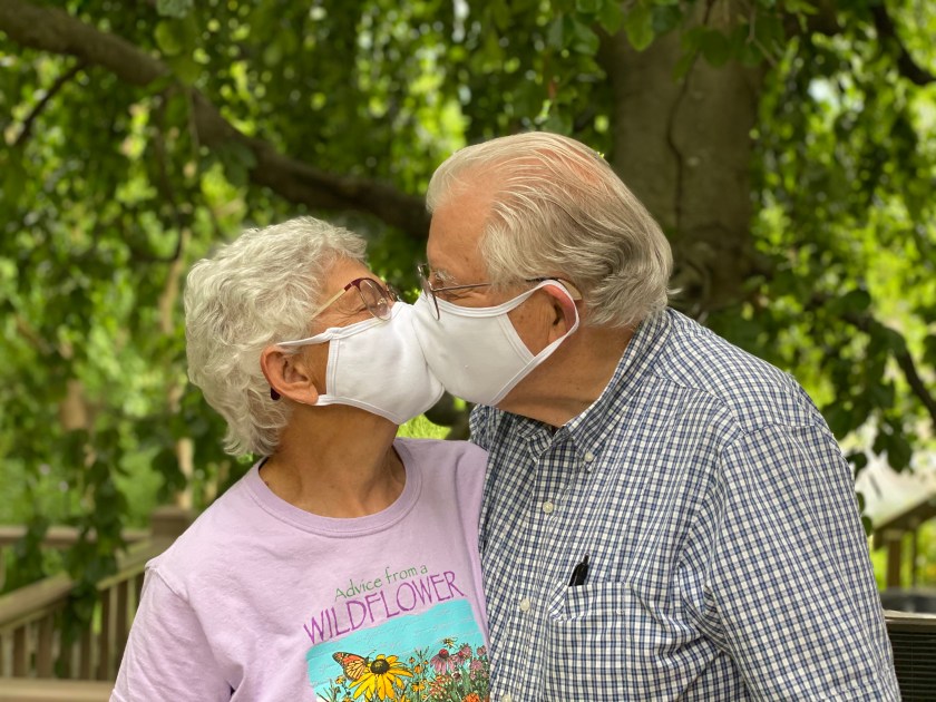 200617bbcut-maskkiss